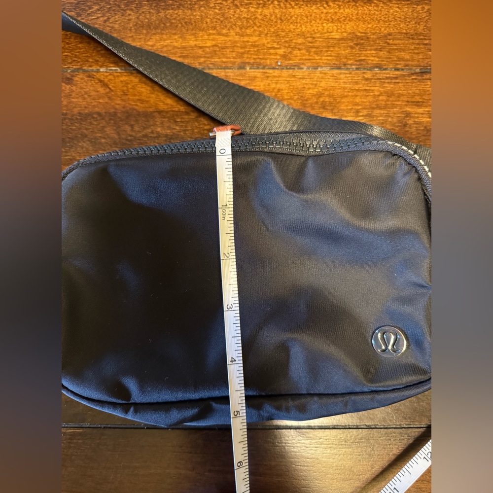Lululemon Everywhere Belt Bag 1L Unisex - Like new (slightly used) - Picture 9 of 10